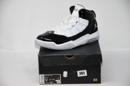 One as new Jordan Max Aura black/white size UK 11.