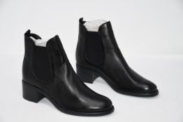 One as new Tamaris black ankle boots size EU 38 (1-25040-25 001. Box damaged).