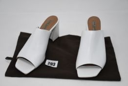 One pair of pre-owned Ganor Dominic Bianca Art shoes, size 39.