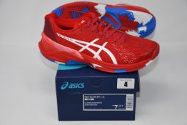 One pair of man's boxed as new Asics Sky Elite FF L.E trainers in classic red and white (UK 6).