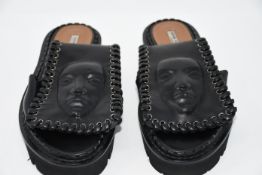 One as new Ganor Dominic Art Slides Brizo - Black (Size unknown. No tags).