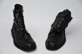 One pair of pre-owned Ganor Dominic ares black size 40.