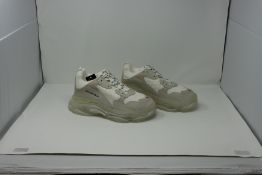 One as new Balenciaga Tess S size: 44 (Colour: soft str. net/honeycomb net/net white).