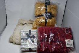 One lady's as new CityComfort Dressing Gown Soft Plush size L. One as new Square Organic pillow