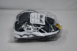 One as new Mizuno Wave Inspire black trainers size UK 5.5.