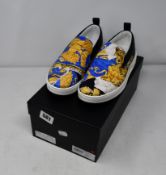 One men's as new Versace baroque printed sneakers size 41 (DSU6229_DVUG_IT D8MBT).