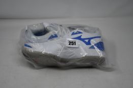 One as new Mizuno Wave Momentum white trainers size 5.
