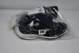 One as new Mizuno Wave Rider black trainers size UK 5.5.