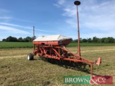 Kverneland Accord pneumatic 6m drill with hydraulic markers and end tow kit