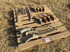 Quantity dual wheel clamps