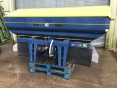 2012 KRM M2W plus fertiliser spreader, calibrator controlled, twin discs, weigh cells, E2 & E6 veins