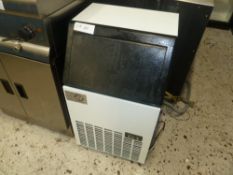 * Fam Gizmo ice machine 450 x 400 x 800