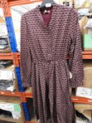 *22 Size: 10 Ivory Burgundy Bee Dresses