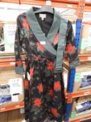*4 Size: 8 Vivi Poinsettia Floral Dresses