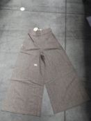 *2 Size: 18 Lindy Bop Derby Monochrome Trousers