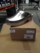 *Silver Metallic Clogs Size: 40