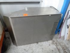 * Single hooded extractor fan, good condition, older model.(855Wx420Hx1200D).