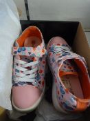 Pair of Girls Size: 1 Heeleys