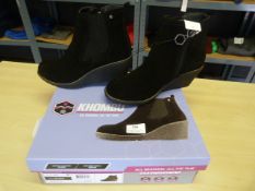 *Khombu Ladies Wedge Boots Size: 8