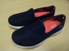 *Sketchers Go Walk Evolution Shoes Size: 4