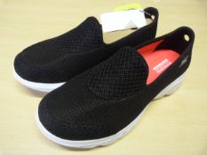 *Sketchers Go Walk Evolution Shoes Size: 5