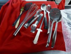 *utensils - approx. 30 items