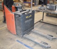 1 x Linde T20SP Electric Ride On Pallet Truck - 2000kg Capacity - Year 2017 - 100cm Long Forks -