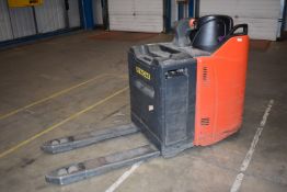 1 x Linde T20SP Electric Ride On Pallet Truck - 2000kg Capacity - Year 2017 - 100cm Long Forks - Ref