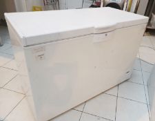 1 x Hotpoint RCNAA250P Chest Freezer - Dimensions: 1110mm (W) 700mm (D) 850mm (H) **No Reserve**