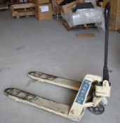 1 x Warrior Warehouse Pump Truck - Fork Length 100 cm x Fork Width 69 cm