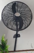 1 x Hydor 26 Inch Industrial Wall Fan - CL532 - Ref JA214 - Location: London, EC4N Auction