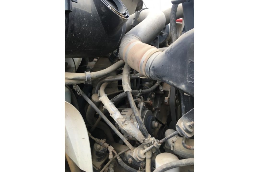 1998 International 8100 Flatbed VIN: 1HSHBAHN2WH493443 Odometer States: 422 - Image 9 of 9