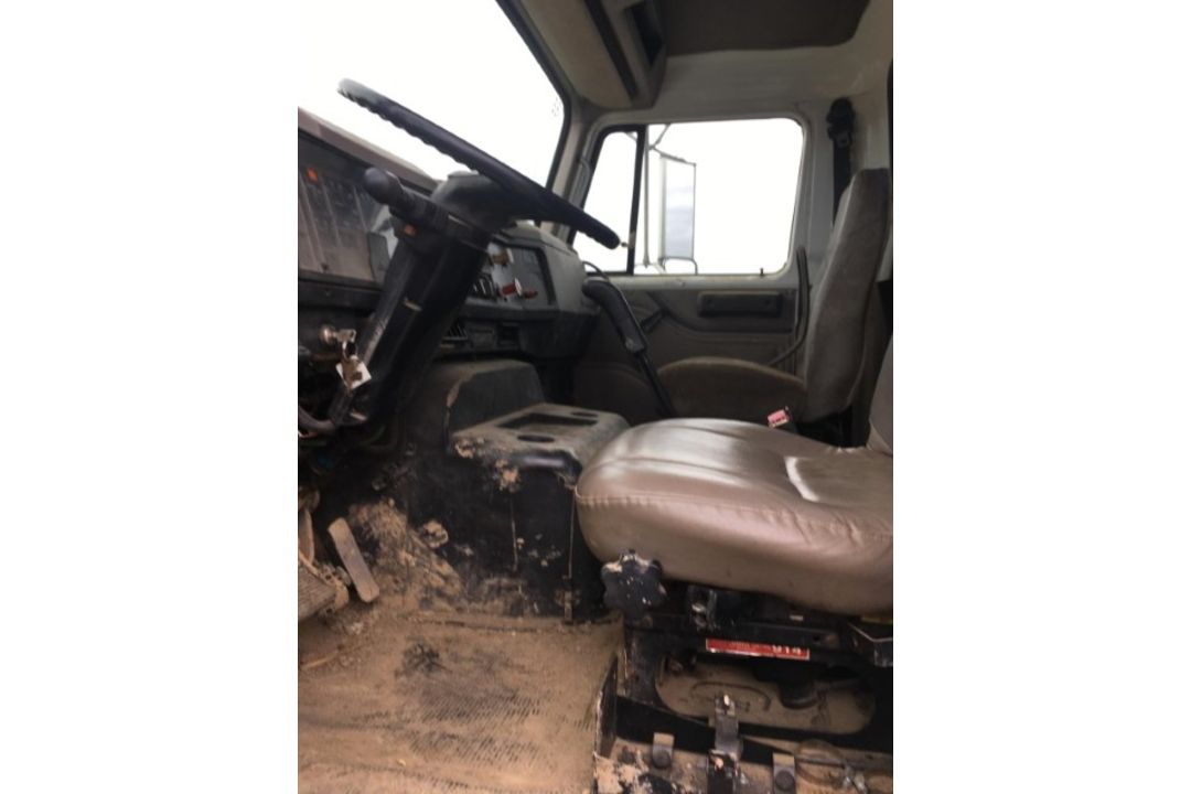 1998 International 8100 Flatbed VIN: 1HSHBAHN2WH493443 Odometer States: 422 - Image 5 of 9
