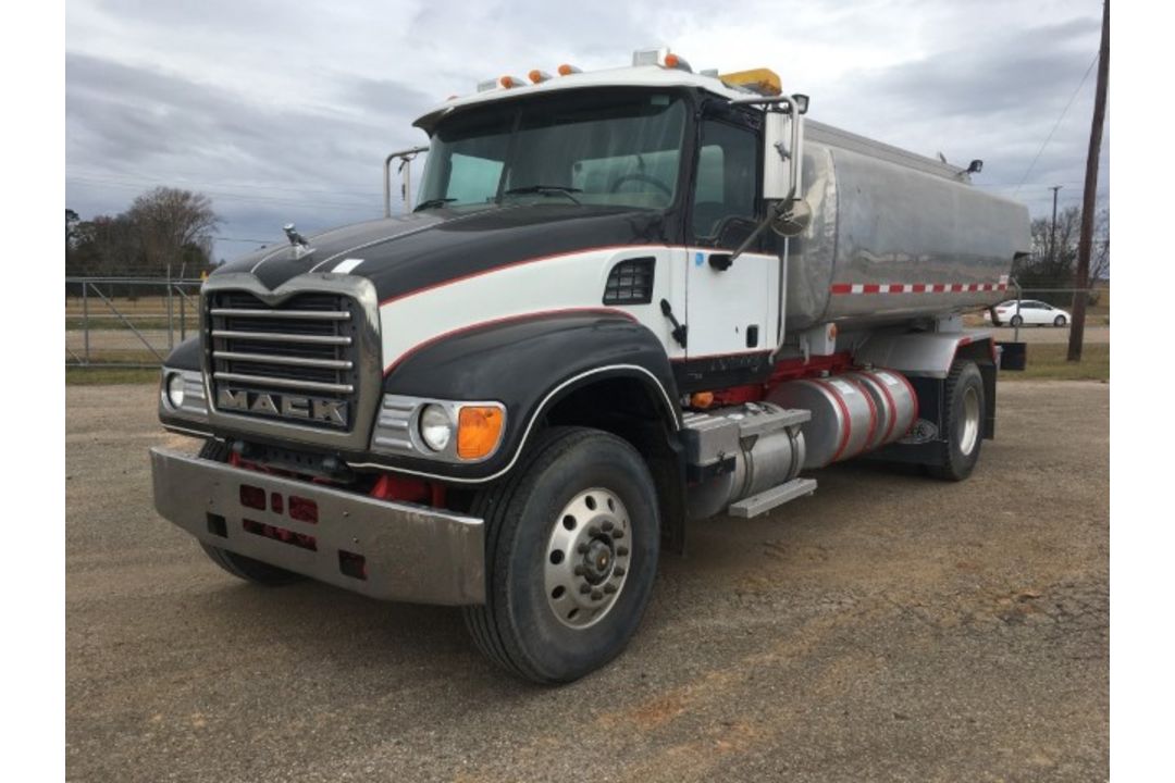 2005 Mack CV712 Fuel Delivery Truck VIN: 1M2AG09B75M001128 Odometer States: - Image 1 of 9