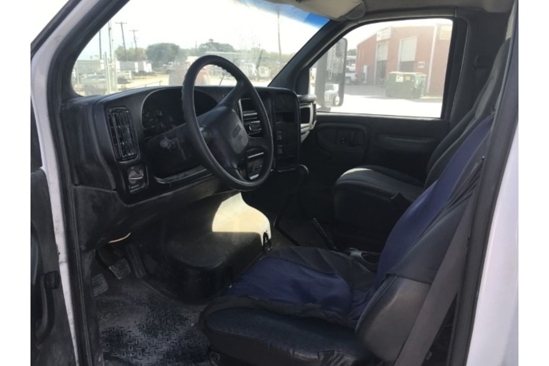 2003 GMC C4500 VIN: 1GDC4E1183F501463 Odometer States: 39261 Color: White/b - Image 7 of 9