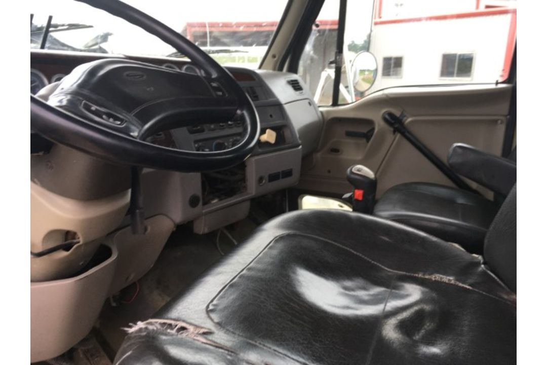 2004 Sterling L-line Fuel Truck VIN: 2FZHAZCV04AM58145 Odometer States: 482 - Image 5 of 10