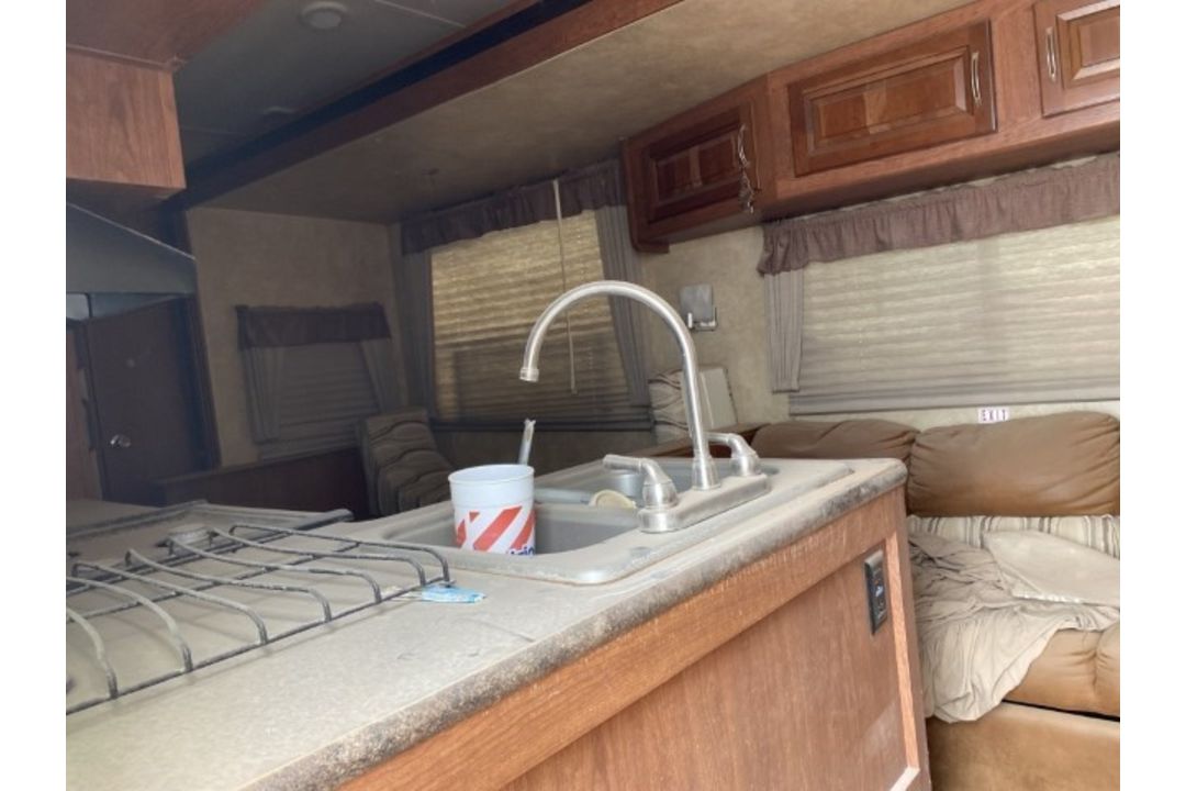 2012 Forest River Wildcat 5th Wheel RV VIN: 4X4FWCG22CV026179 Color: White - Image 5 of 5