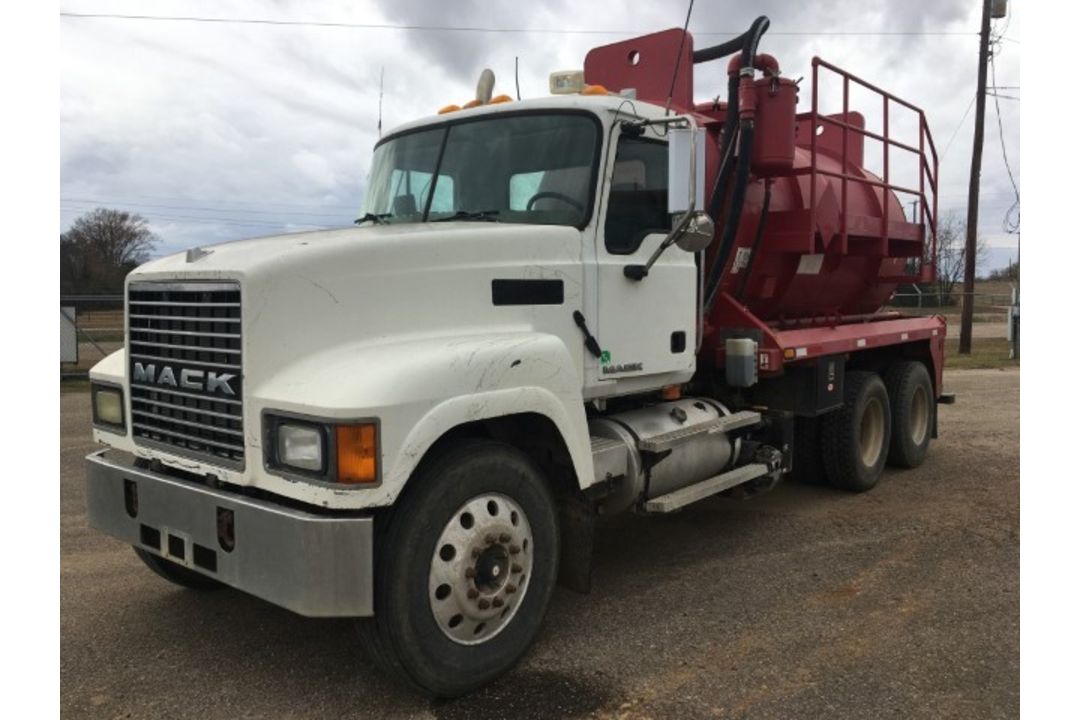 2001 Mack CH613 Vacuum Truck VIN: 1M1AA18YX1W144462 Odometer States: 573221 - Image 1 of 7