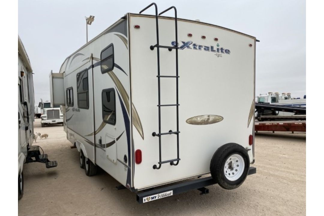 2012 Forest River Wildcat 5th Wheel RV VIN: 4X4FWCG22CV026179 Color: White - Image 4 of 5