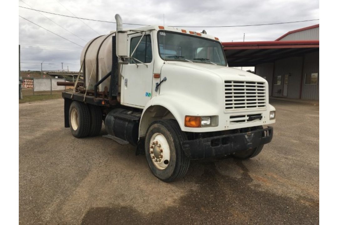 1998 International 8100 Flatbed VIN: 1HSHBAHN2WH493443 Odometer States: 422 - Image 2 of 9