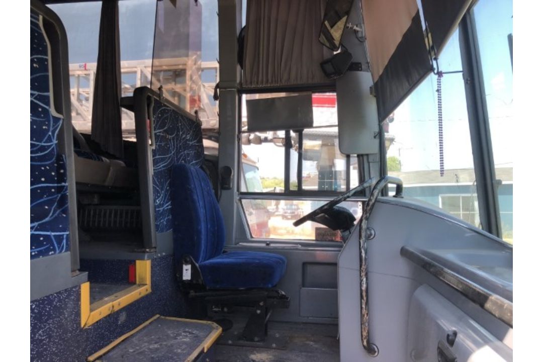 2000 Van Hool 55 Passenger Bus VIN: YE2TC12B8Y2043855 Odometer States: 2984 - Image 5 of 7
