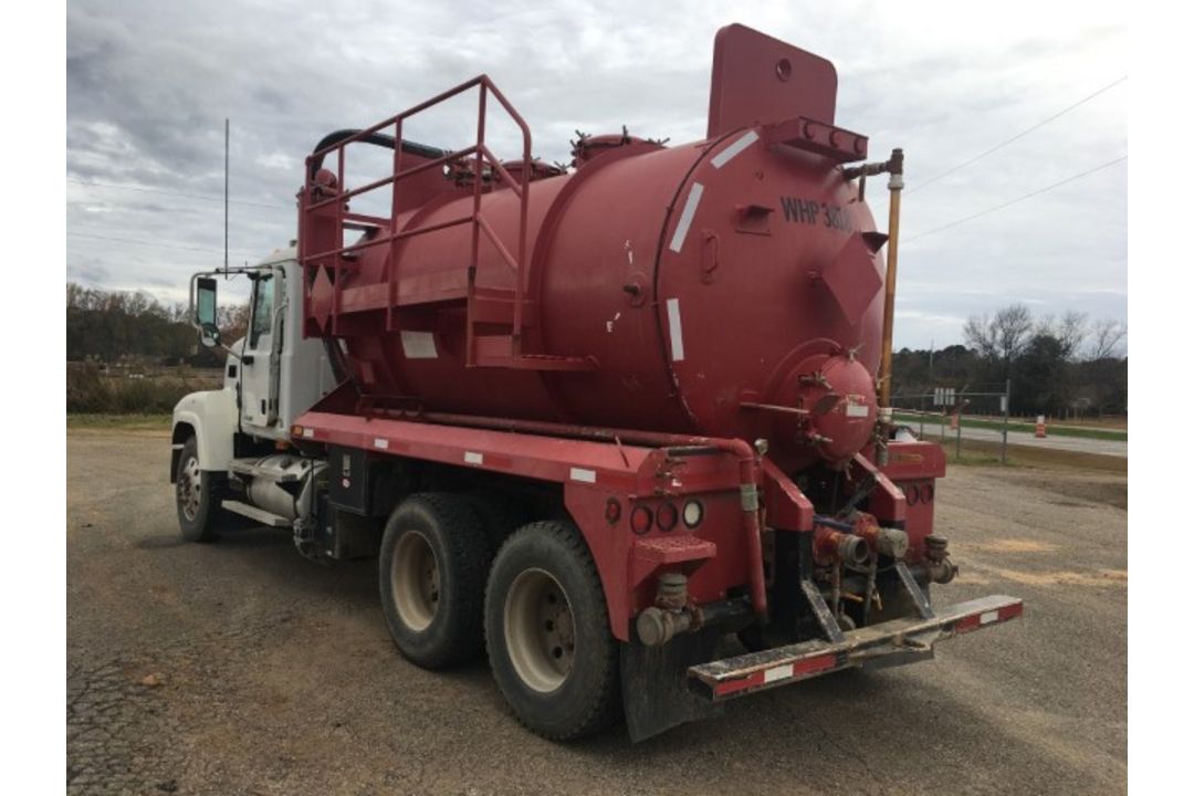 2001 Mack CH613 Vacuum Truck VIN: 1M1AA18YX1W144462 Odometer States: 573221 - Image 4 of 7