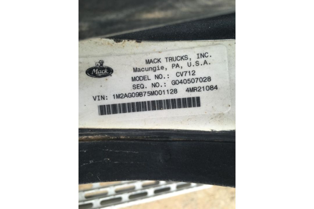 2005 Mack CV712 Fuel Delivery Truck VIN: 1M2AG09B75M001128 Odometer States: - Image 7 of 9