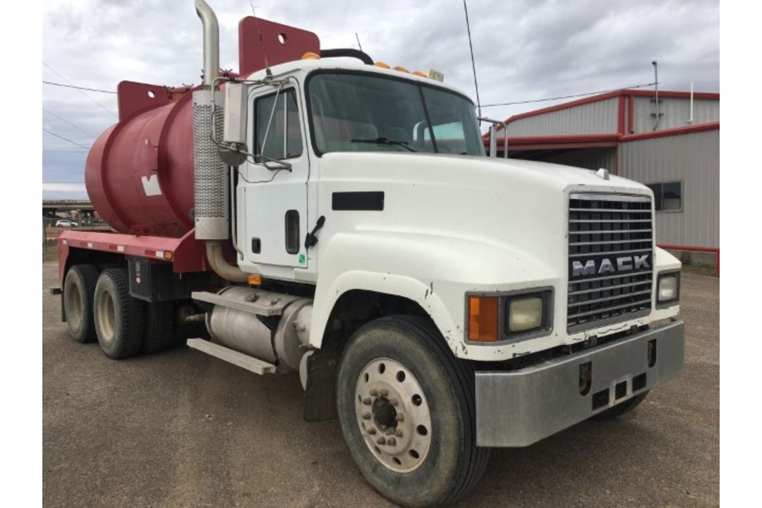 2001 Mack CH613 Vacuum Truck VIN: 1M1AA18YX1W144462 Odometer States: 573221 - Image 2 of 7