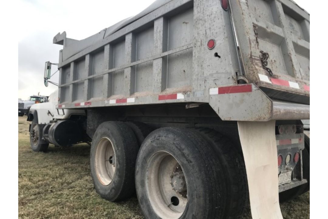 1993 Mack RD690S VIN: 1M2P264Y2PM011611 Odometer States: 230,806 Color: Whi - Image 4 of 6
