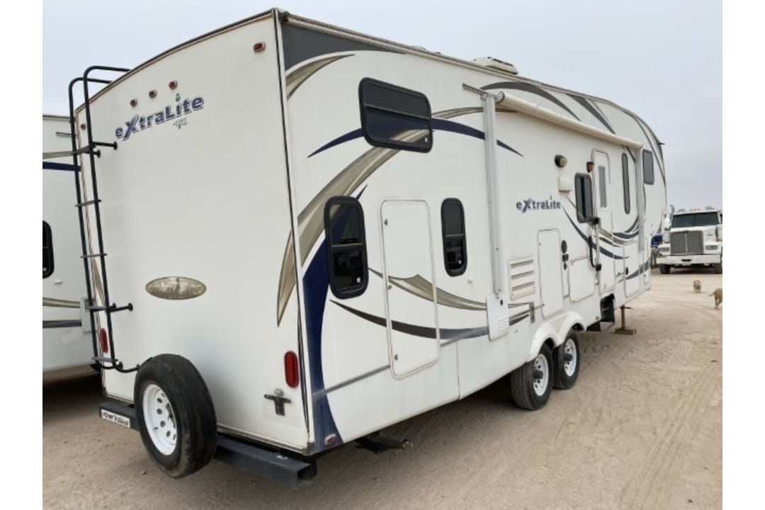 2012 Forest River Wildcat 5th Wheel RV VIN: 4X4FWCG22CV026179 Color: White - Image 3 of 5