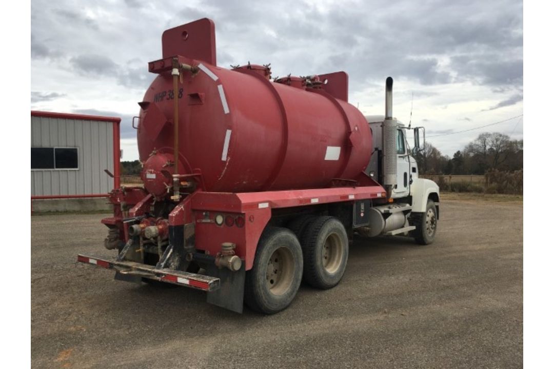 2001 Mack CH613 Vacuum Truck VIN: 1M1AA18YX1W144462 Odometer States: 573221 - Image 3 of 7