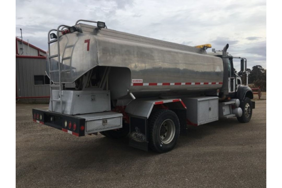 2005 Mack CV712 Fuel Delivery Truck VIN: 1M2AG09B75M001128 Odometer States: - Image 3 of 9