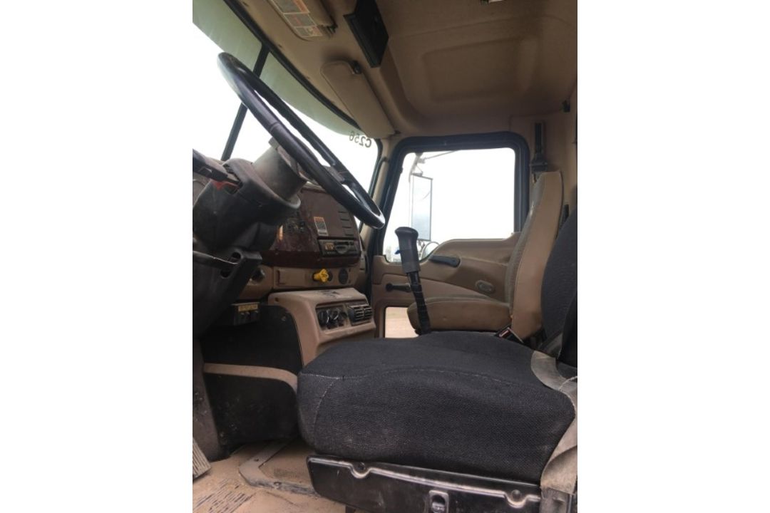2005 Mack CV712 Fuel Delivery Truck VIN: 1M2AG09B75M001128 Odometer States: - Image 5 of 9