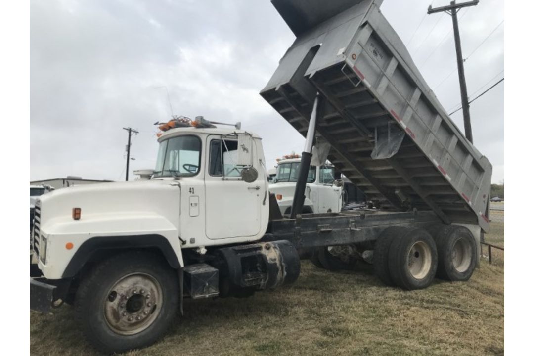 1993 Mack RD690S VIN: 1M2P264Y2PM011611 Odometer States: 230,806 Color: Whi - Image 5 of 6
